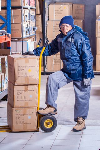 worker in a 3PL warehouse facility